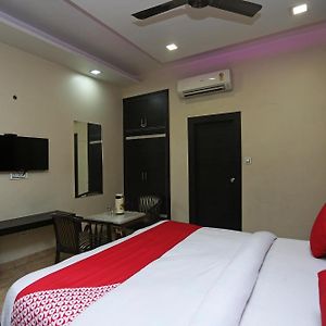 OYO 27864 Hotel Samrat
